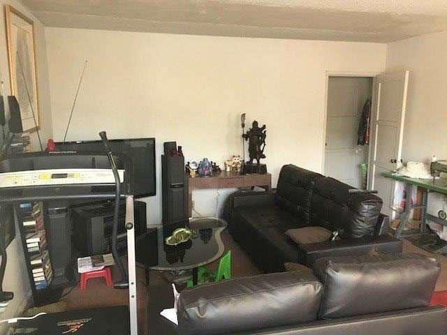 5109 Lincoln before living room