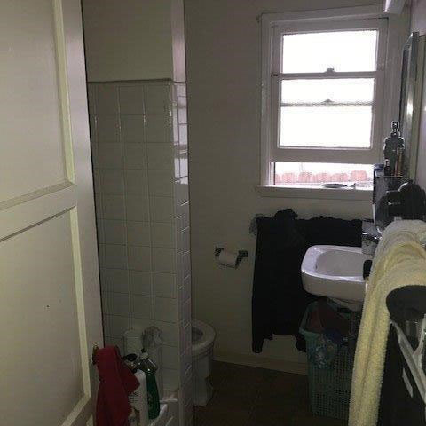5109 Lincoln before bathroom
